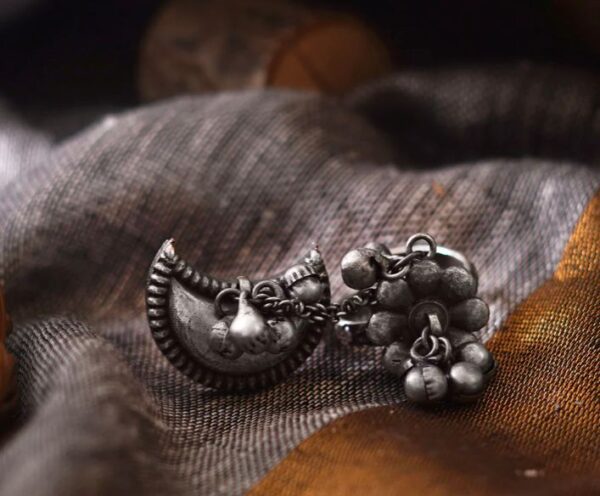 oxidised adjustable dual ring attached with a silver chain & designed with ghungroos in flower & moon pattern.
